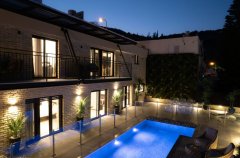 פסגת השמונה 77